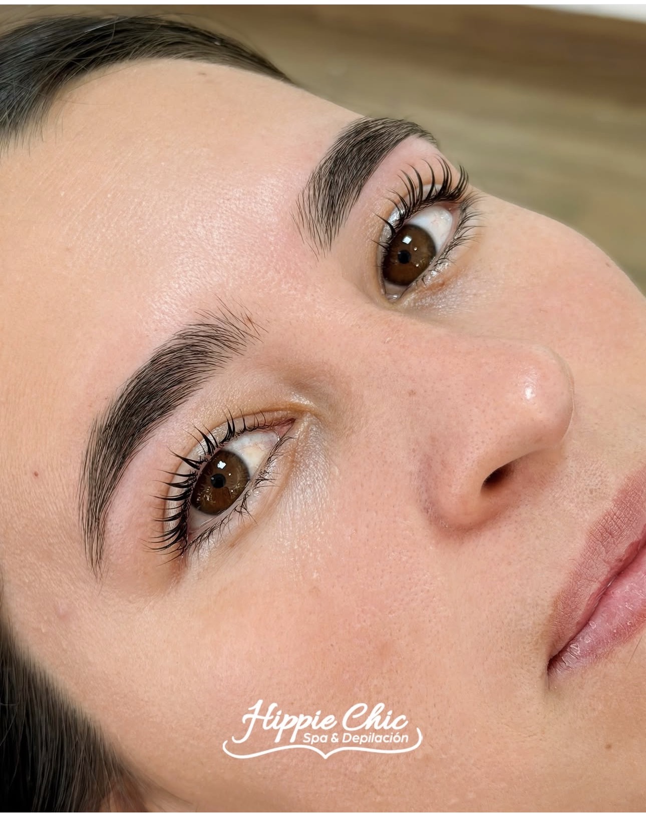 Uñas con detalle dorado